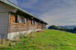 La ferme du Pt1676. La vue s'ouvre sur les Alpes bernoises.