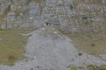 Tiens un abri taillé dans la roche