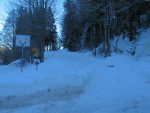 Départ depuis la fontaine de Pautex (1155m) ver La Maugette, où en hiver on peut se garer le long de la route. On part sur la route enneigée bien tracée ce jour.