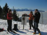 On discute avec deux personnes qui connaissent bien les lieux afin de savoir la suite de notre programme. Le panneau de Randalp en souvenir de , décédé d'un cancer en 2006 et qui a réalisé bien des  dans le secteur de La Folly.