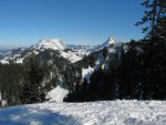 Une trouée nous permet de voir Teysachaux et la Dent de Lys.