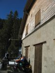 Vue de la cabane et quelques-uns de ces membres, accueil moyen pour rester pudique !