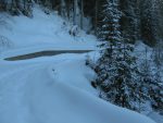 On emprunte la route, plus simple que le passage en forêt de la montée.