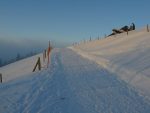 On continue sur la route pour passer devant la ferme de La Neuve, 1320m. Des traces nous on fait comprendre qu'il est possible de couper court sous le Pt1444 (droite de la photo)