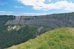 Vue élargie sur le Creux du Van et l'hlicoptère tout à gauche au-dessus des sapins