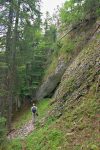 En contrebas, chemin à la 'gencive' du massif