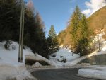 Départ depuis La Caffe 1235m, je suis venu en bus, la précision helvétique n'est pas la spécialité locale mais le chauffeur de bus est sympa. Il y a un parking pour les voitures. On part dans le virage, tout droit sur la photo.