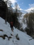 Vers 1680m, on rencontre une bifurcation du chemin d'été, en ski il est préférable de continuer  vers Les Reblos.