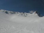 2180m, on vient de passer au col pour tourner sur la droite dans Les Combes (sic). L'homme qui m'a doublé est passé sur la gauche, de mon coté j'ai pris sur la droite, comme les skieurs visibles au 2/3