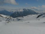 Vue arrière sur le Catogne, avec deux skieurs et leur chien qui s'amuse comme un fou !