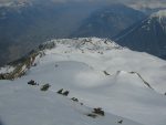 Vue sur le chemin de la montée avec les trois skieurs qui ont un peu de retard.