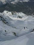 Des skieurs descendent dans le couloir (S4) vers La Veudale. On les suivra mais plus tard.