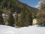 Après ce bâtiment on retrouve le virage de la route.