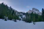 Je bifurque et retrouve le chemin d'été. Rochers de la Salla au fond.