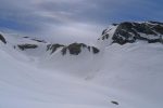 Vue arrière. Montée par la coulée de droite, descente par la combe de gauche