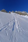 Sur l'arête, on bifurque à droite (tout droit sur la photo)