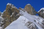 Cherchez les trois skieurs qui montent à pied