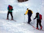 Premiers exercices du pas du skieur de randonnée pour Olivier en jaune.