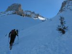 On sort des éboulis, et ça repart en skis.