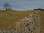 On longe ce mur de pierres sèches