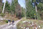 Après avoir traversé un pont, nous quittons cette route pour partir à droite sur un chemin caillouteux.