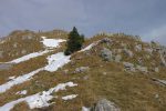 Le chemin arrive dans sa partie finale, entre crête et dévers. Nous croisons deux personnes qui redescendent de Teysachaux.