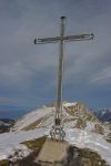 La croix du sommet de Teysachaux 1909m. Au fond le Moléson