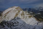 Je profite d'une belle lumière pour prendre une photo du Moléson. On devine le restaurant sur la crête. Sur la gauche de la photo, nous voyons un des chemins de la descente.