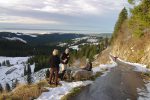 Pause réconfort. La personne qui est sur la route, était venue avec son surf pour descendre en ski. Mais la couche de neige est encore trop faible !