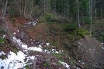 Joux Sèche, la route forestière se termine. Il faut donc traverser le ruisseau au mieux, ce qui n'est pas une tâche aisée. Descendre sur la droite pour remonter plus loin.