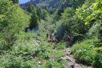 La pose d'un pont avec ceux qui travaillent et ceux qui boivent ! Je suis passé donc dans le ruisseau. A se demander d'ailleurs le pourquoi de ce pont !