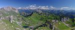 Vue panoramique sur les Cornettes de Bises, les Dents du Midi et le Mont-Blanc. Le lac de Darbon en bas