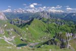 On descend dans un cadre exceptionnel. J'ai préfère le Château d'Oche à la Dent, moins fréquenté pour un panorama tout aussi sympa, bien que la vue sur le lac soit moins belle.