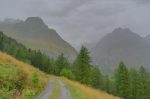 En face, le chemin de la montée. A droite au panneau.