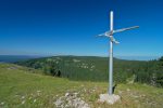 On arrive à la croix du Pt1547, et non ça n'est pas le sommet principal. Sur la croix, comme on le voit, il est noté 1964 alors que sur le socle en béton c'est 2007.