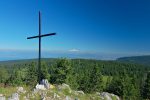 La croix du sommet du Noirmont, 1567.4m, on voit la cabane du Carroz, sur la photo c'est devant le Mont-Blanc la petite clairière, mais en vrai c'est facile.