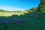 Je continue à côté des murs de pierres sèches, direction le centre de la photo
