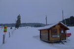 Le cabanon pour les abonnements du ski de fond. La webcam de La Givrine est juste sur le mas derrière