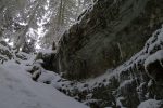 Le plus dur est de passer les rochers vers l'arbre à gauche, en grattant la neige, il y a des prises
