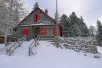 Les volets sont ouverts, signe de présence. Cabane Rochefort 1390m