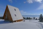 Un des chalets en haut des Fruitières de Nyon dont le toit est impressionnant