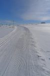 Je monte sur le bord de la piste de ski de fond