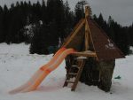 Devant le restaurant de La Trélasse, un toboggan