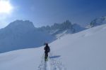 A gauche le Col des Chasseurs, à droite entre ombre et lumière le Col de la Cicle