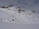 Encore une brève descente, puis on monte par la droite. On arrivera à droite du sommet central. Celui qui offre le plus de place est celui de droite.