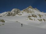 Petite pause à un replat sous le P3052, devant les Aiguilles Rouges d'Arolla.