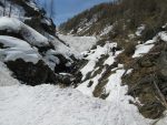 Christian a déchaussé pour passer ce passage, mais avec une neige transformée, il s'enfonçait ! De mon coté j'ai gardé mes skis et ça passait tout juste.
