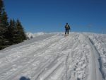 Et j'arrive au sommet des Monts Chevreuils, venteux, 1749.4m avec un autre skieur qui est le postier du coin qui profite de sa longue pause de midi.