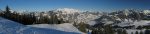 Vue panoramique depuis Les Monts Chevreuils vers Château d'Oex. Teysachaux et Le Moléson (tout à gauche), les Vanils, les Gastlosen, le Rocher du Midi et la Gummfluh