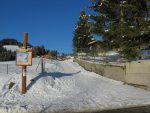 Je quitte la route pour ce chemin sur la gauche, je suis un peu désorienté ! Mais où est le parking ?